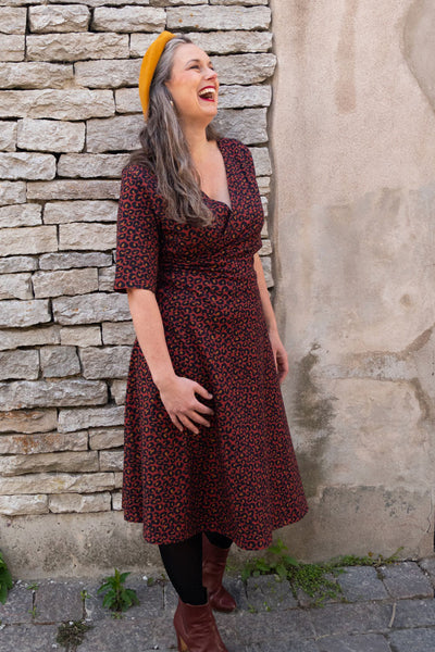 omlott klänning i leopard print i rött, midjeskärning, halvlång ärm, längd till under knä och fickor från märket Esther & Inez