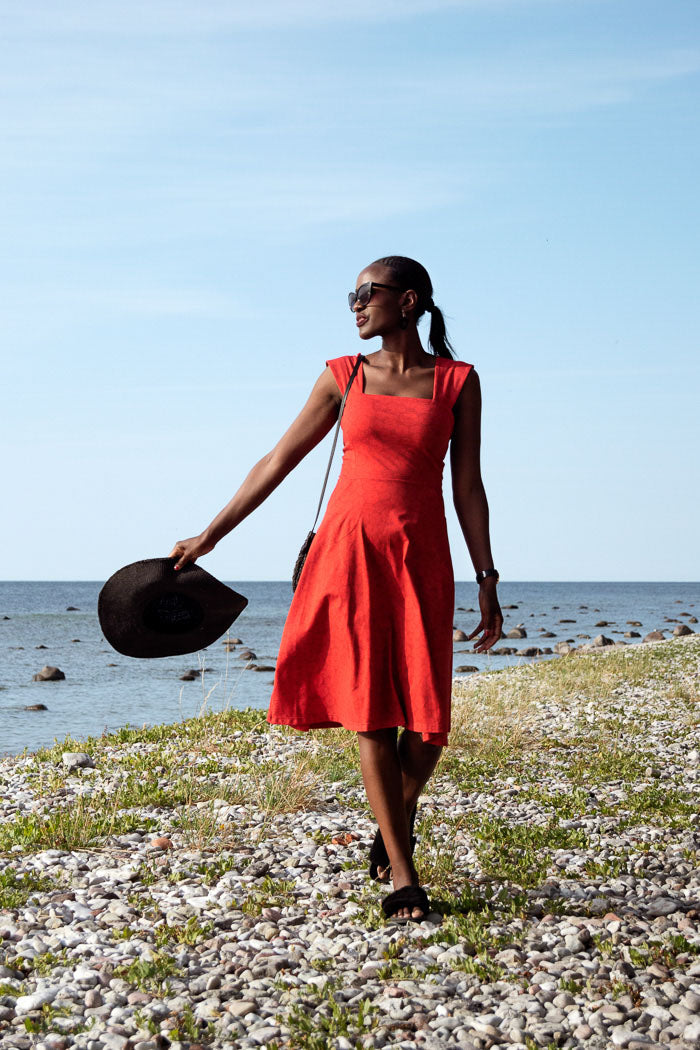 Red summer dress made on Gotland in organic GOTS-certified cotton – Esther  & Inez AB