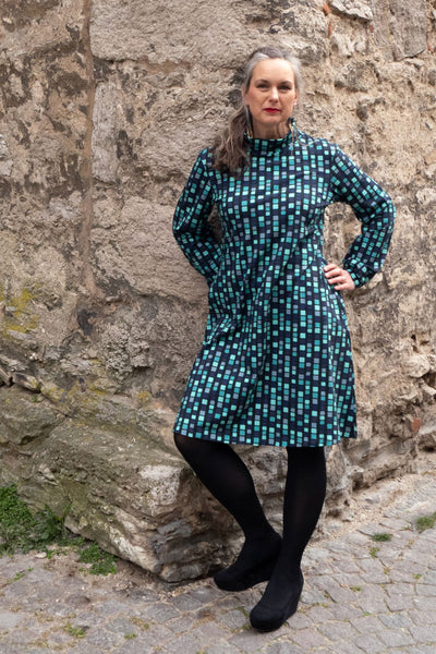 Knälång klänning med ledig passorm med ståkrage i blåa nyanser