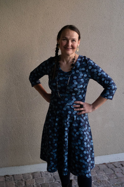 Klänning med klockad kjol, skärning i midjan, ficka, u-hals och trekvarts ärm i blåa nyanser med paraply mönster från märket Esther & Inez